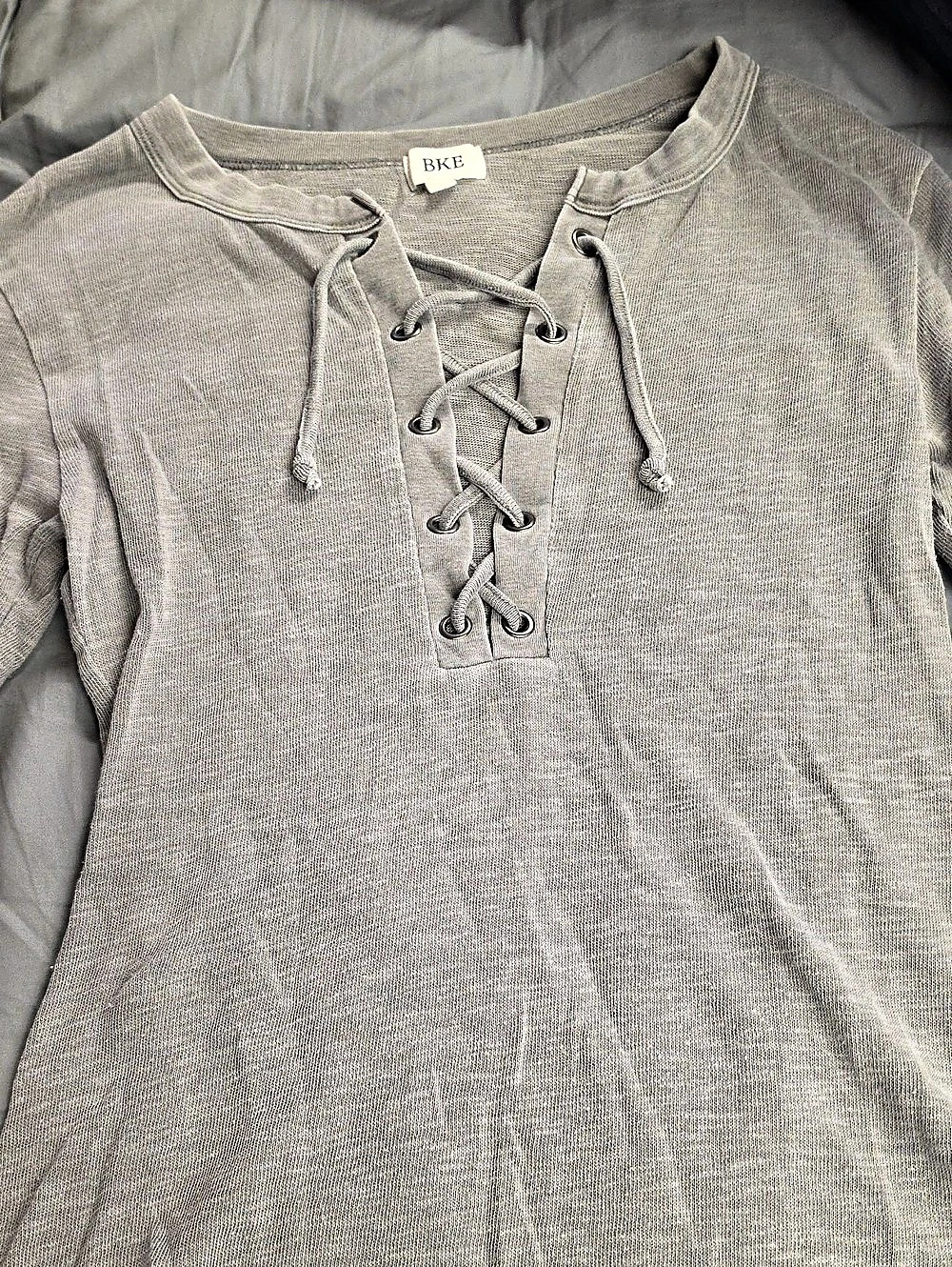 BKE Lace-Up Tunic in Gray Size Medium